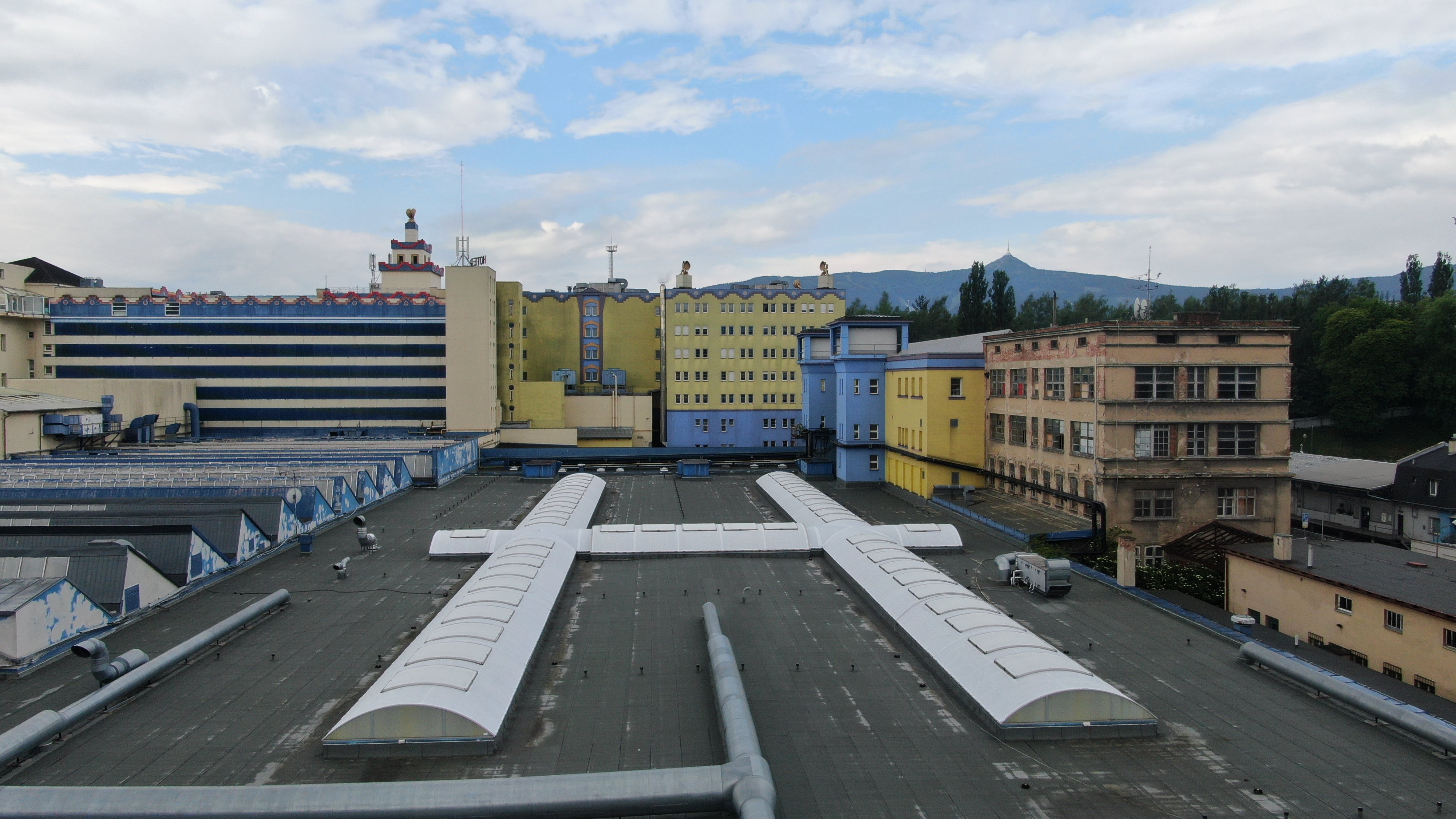 Zatienenie atypického svetlíka v tvare písmena H v Liberci.
