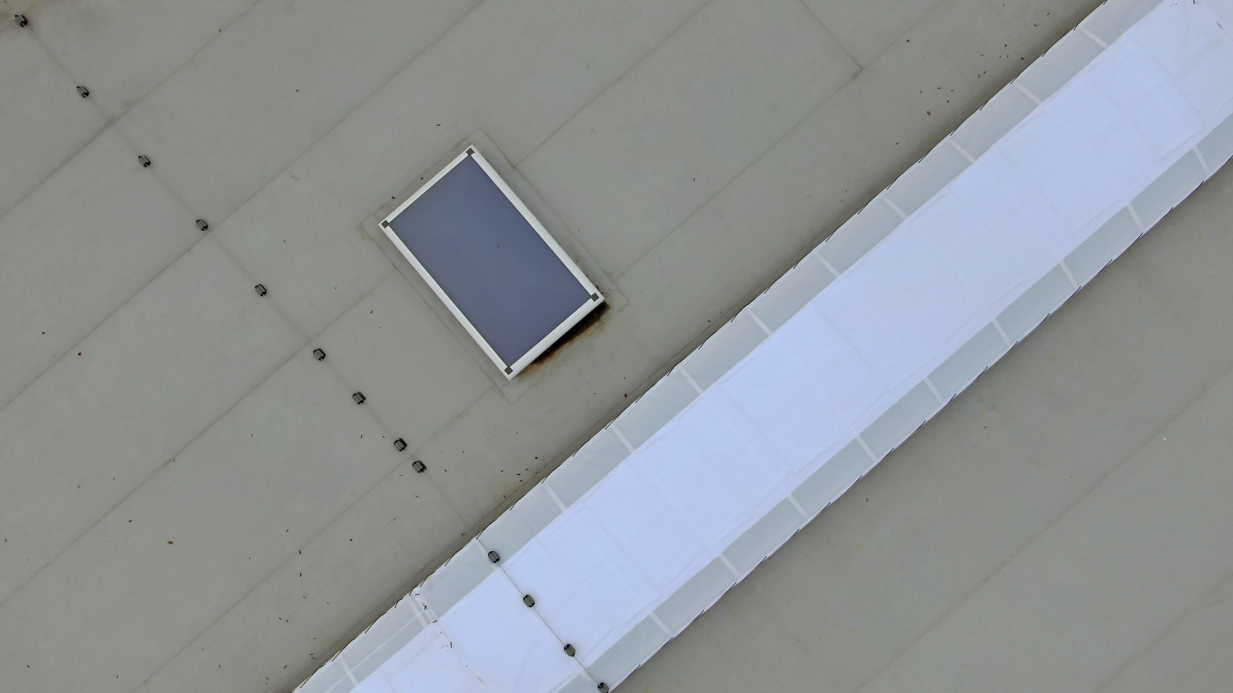 Ako uhly dopadu a odrazu ovplyvňujú prestup svetla v tienení svetlíkov?