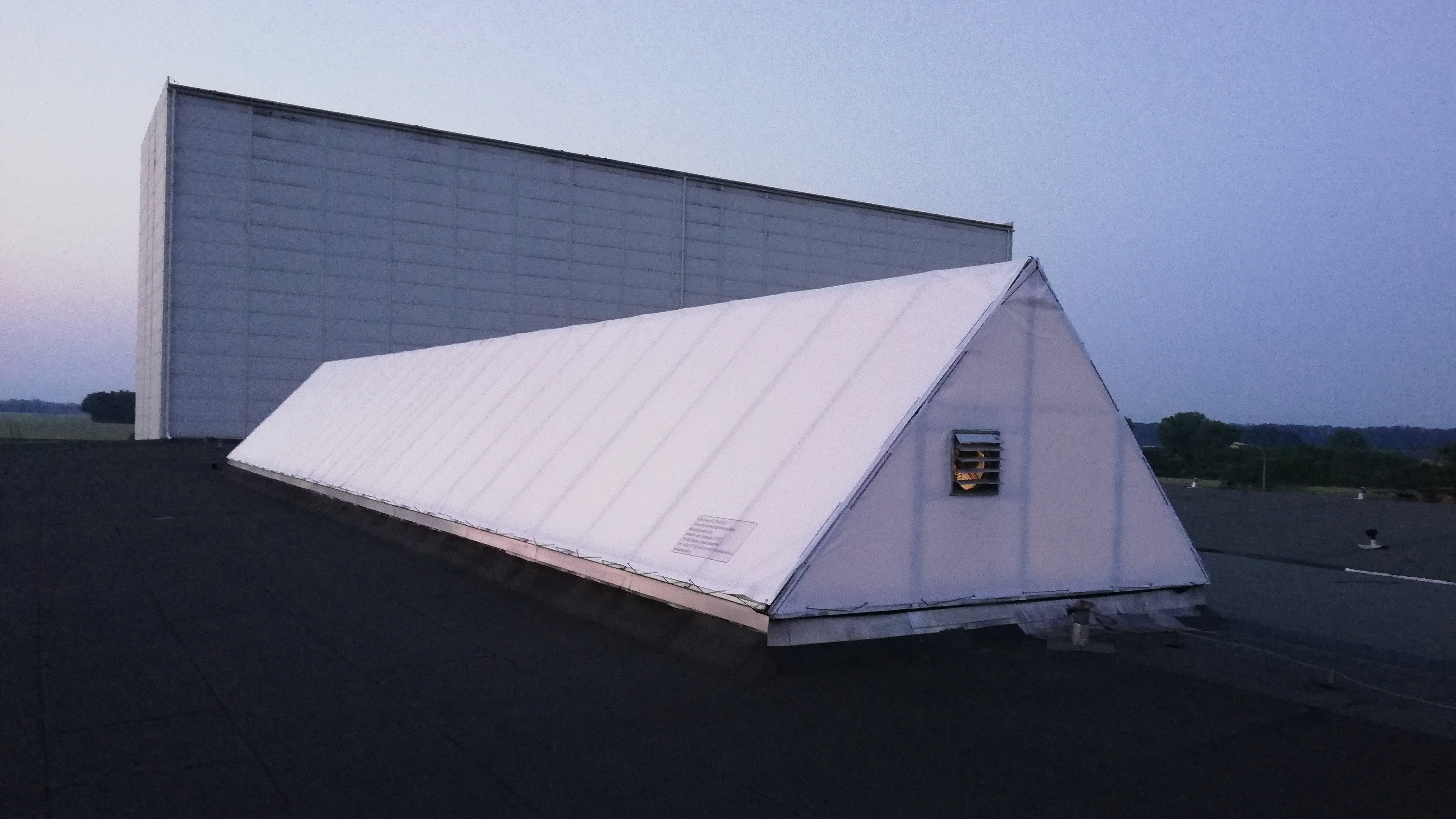 Zatienením svetlíka plachtou bol vyriešený problém s prehrievaním skladovacích priestorov.