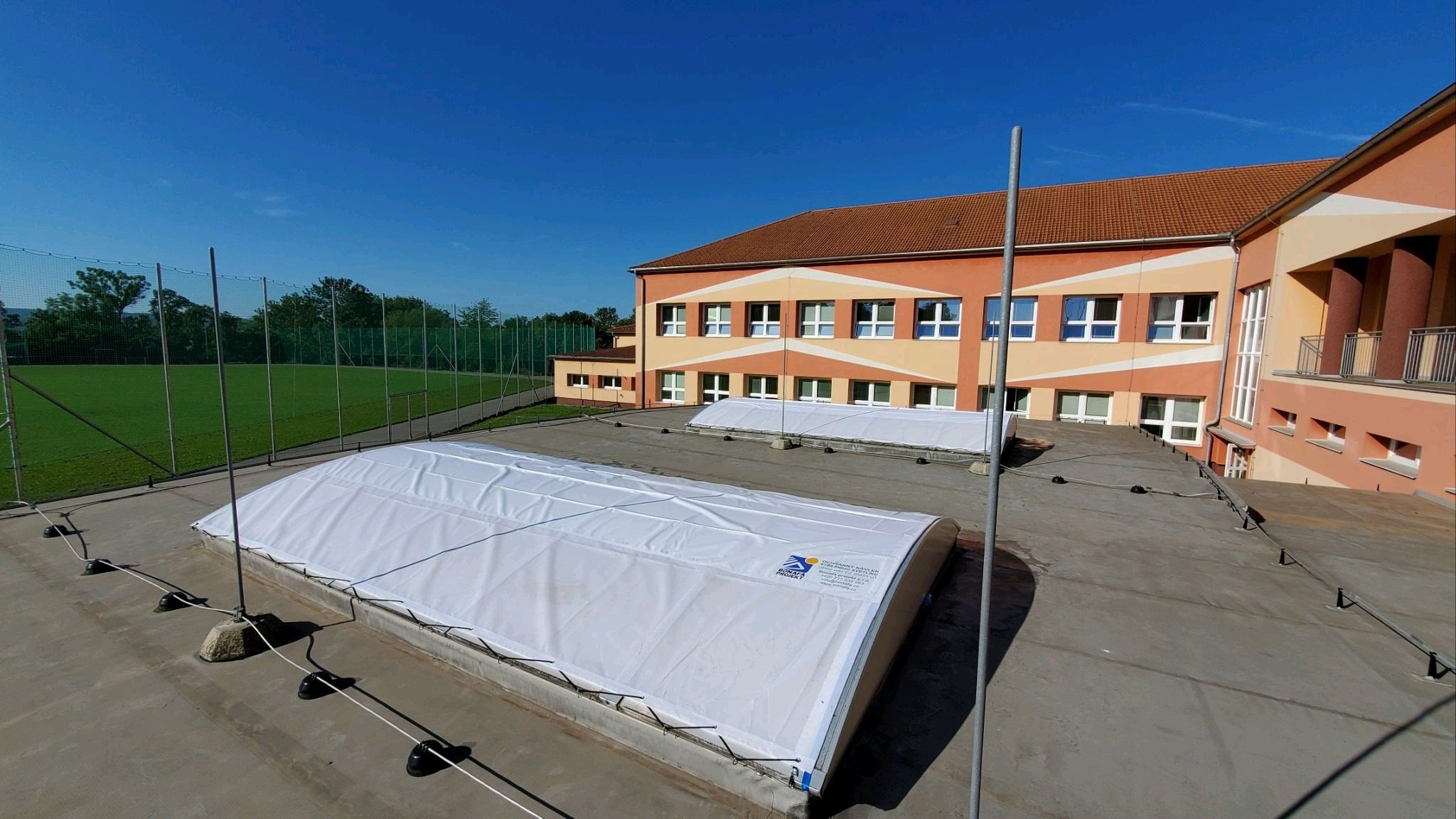 PROJEKT: NA ZÁKLADNÍ ŠKOLE V BUČOVICÍCH VYŘEŠEN PROBLÉM S ODLESKY NA EL. TABULI.