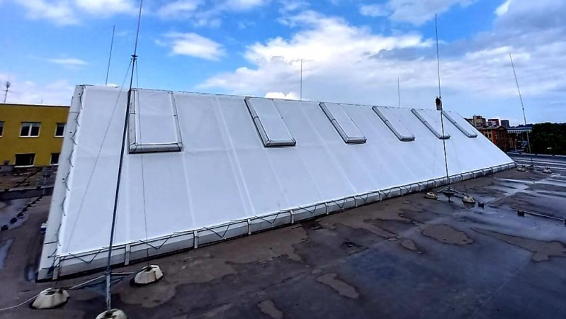 Zacienienie świetlików dachowych w budynku szpitalnym w Ostrawie.