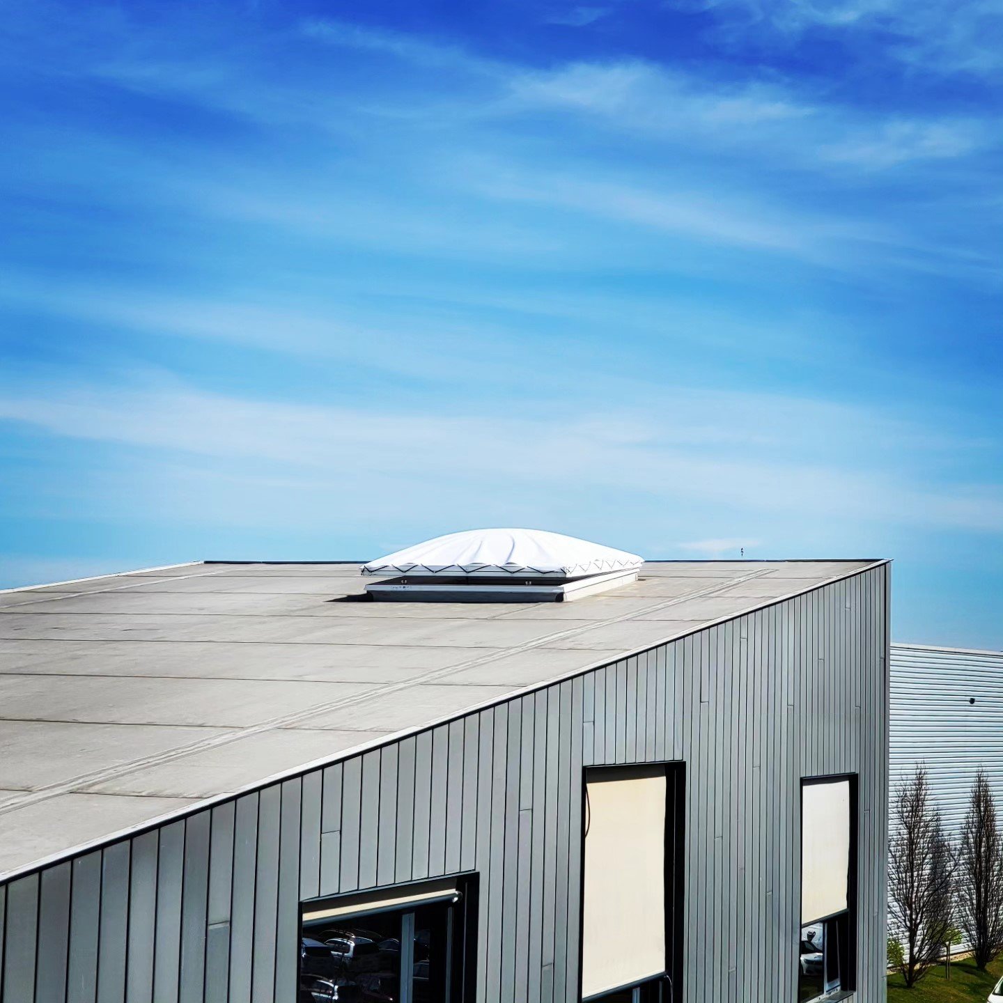 Zatienenie kupolového svetlíka v Prahe.