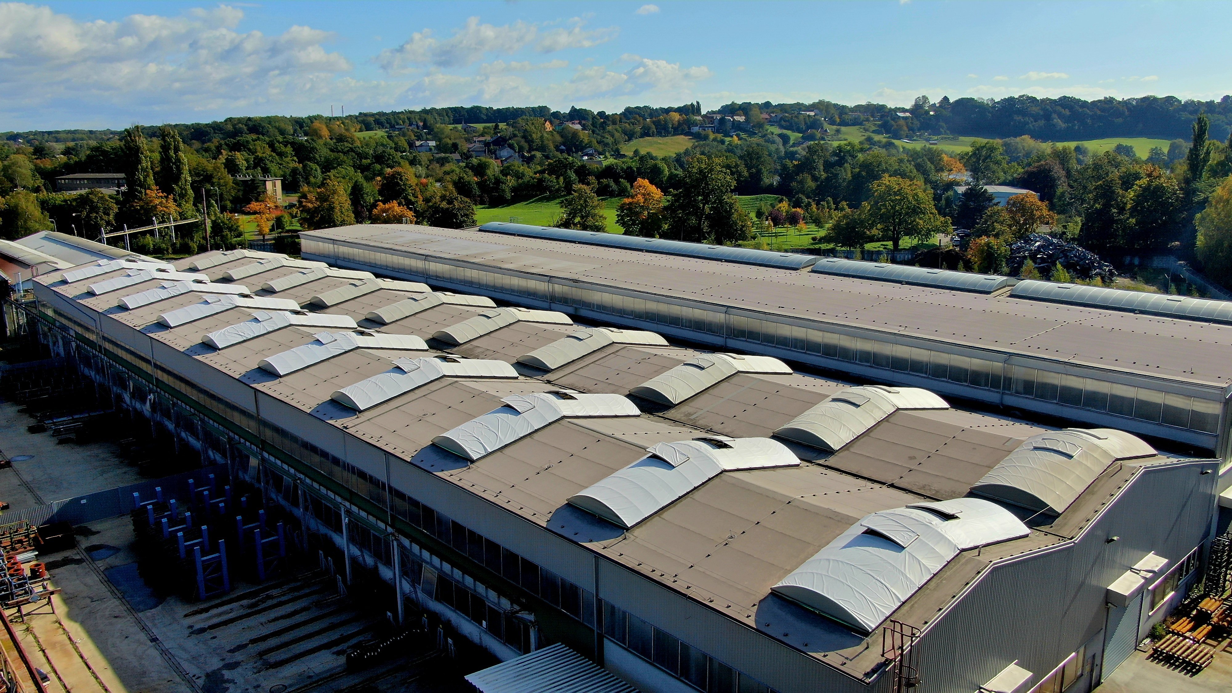 Zatienením svetlíkov haly bol vyriešený problém s prehrievaním výrobných priestorov.