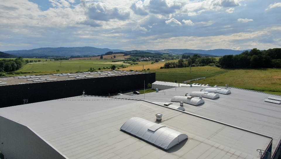 Černá hala vzadu je naše referenční zakázka, která klienta přesvědčila, že s námi do spolupráce jde. V přední části už je vidět výsledek spolupráce přímo s tímto klientem.