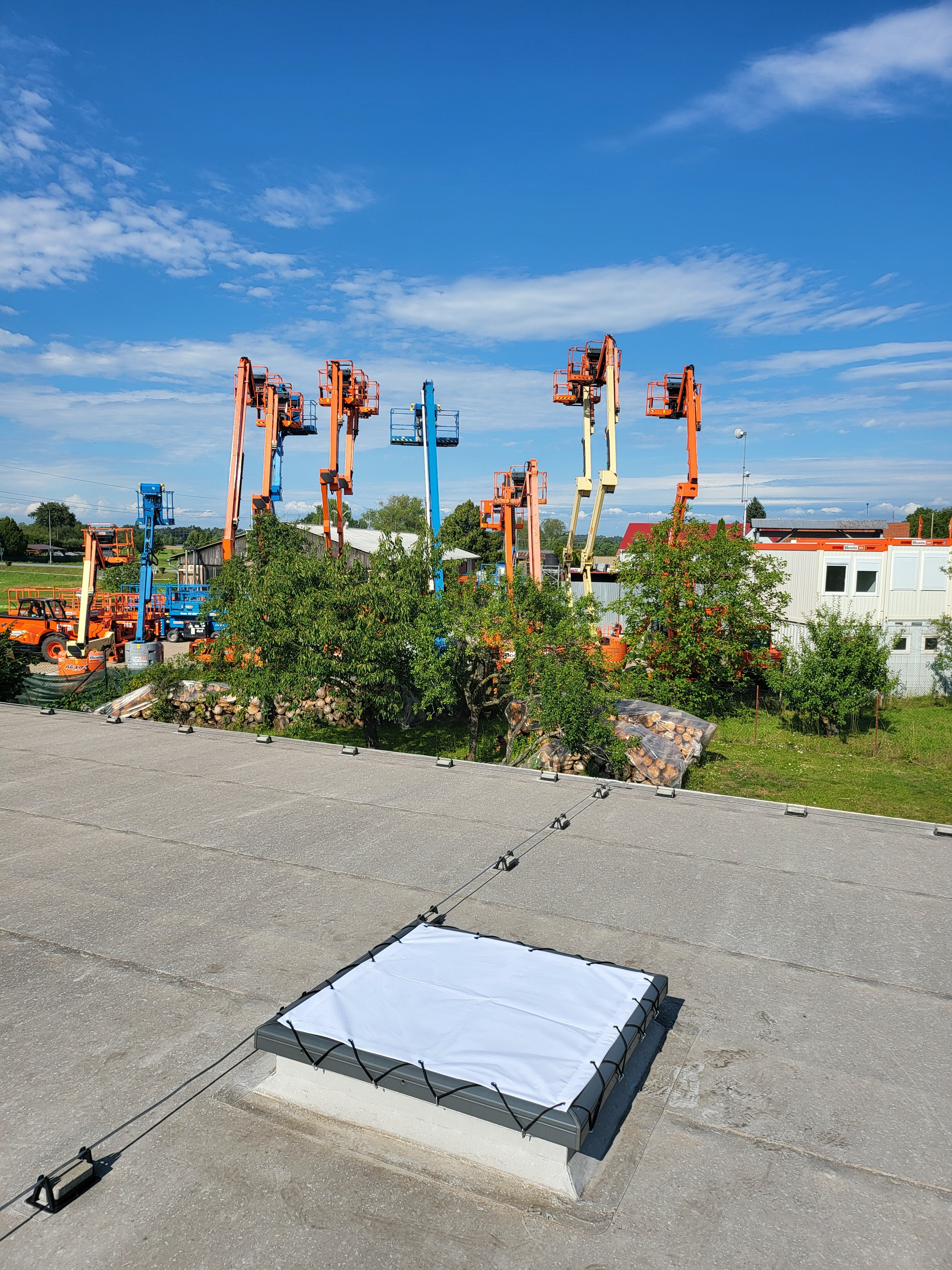 Zatienenie bodového svetlíka na rodinnom dome.