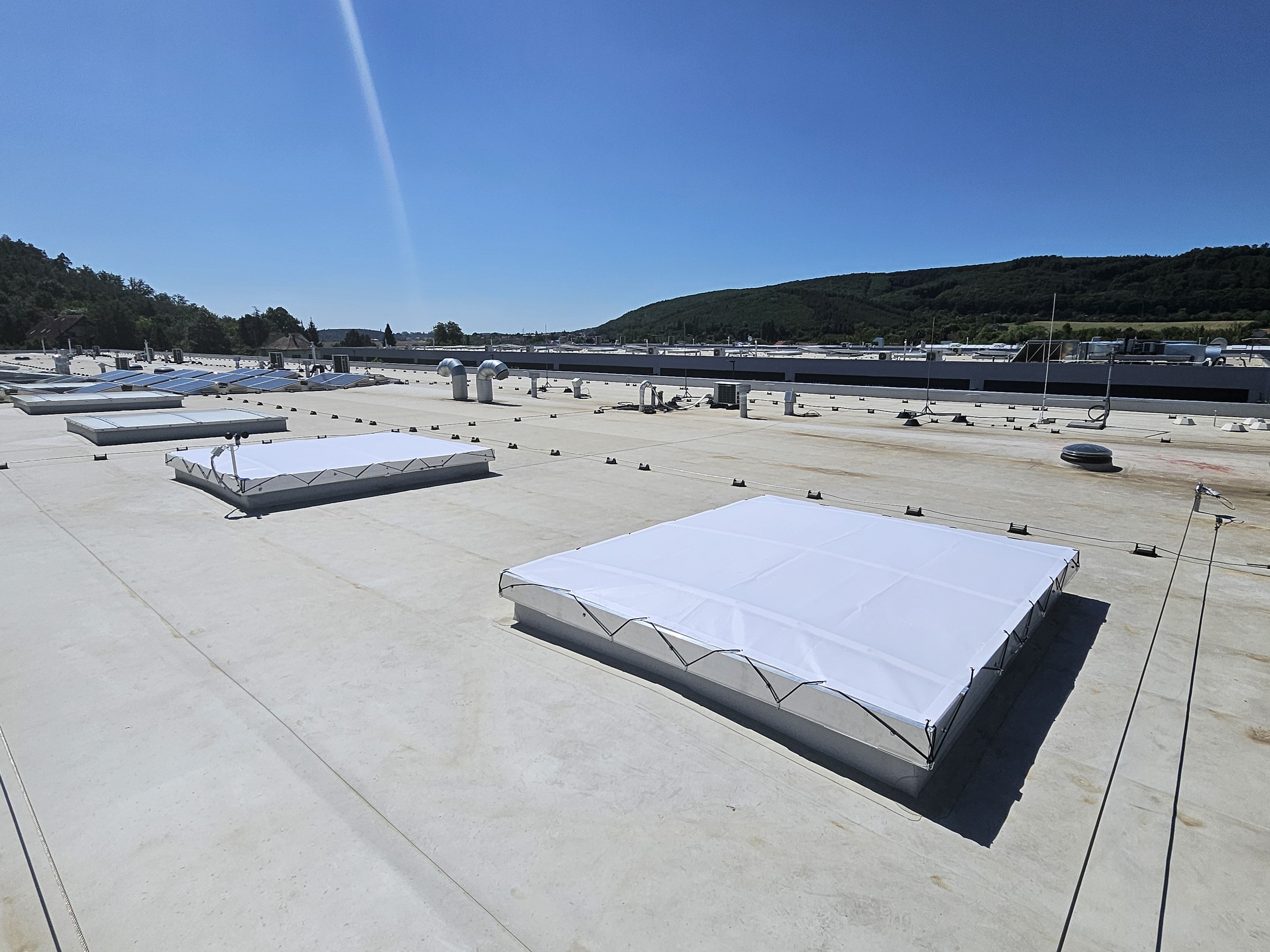 Viacvrstvová plachta na svetlíkoch – inovatívne riešenie na zníženie hluku dažďa a zachovanie priepustnosti svetla.