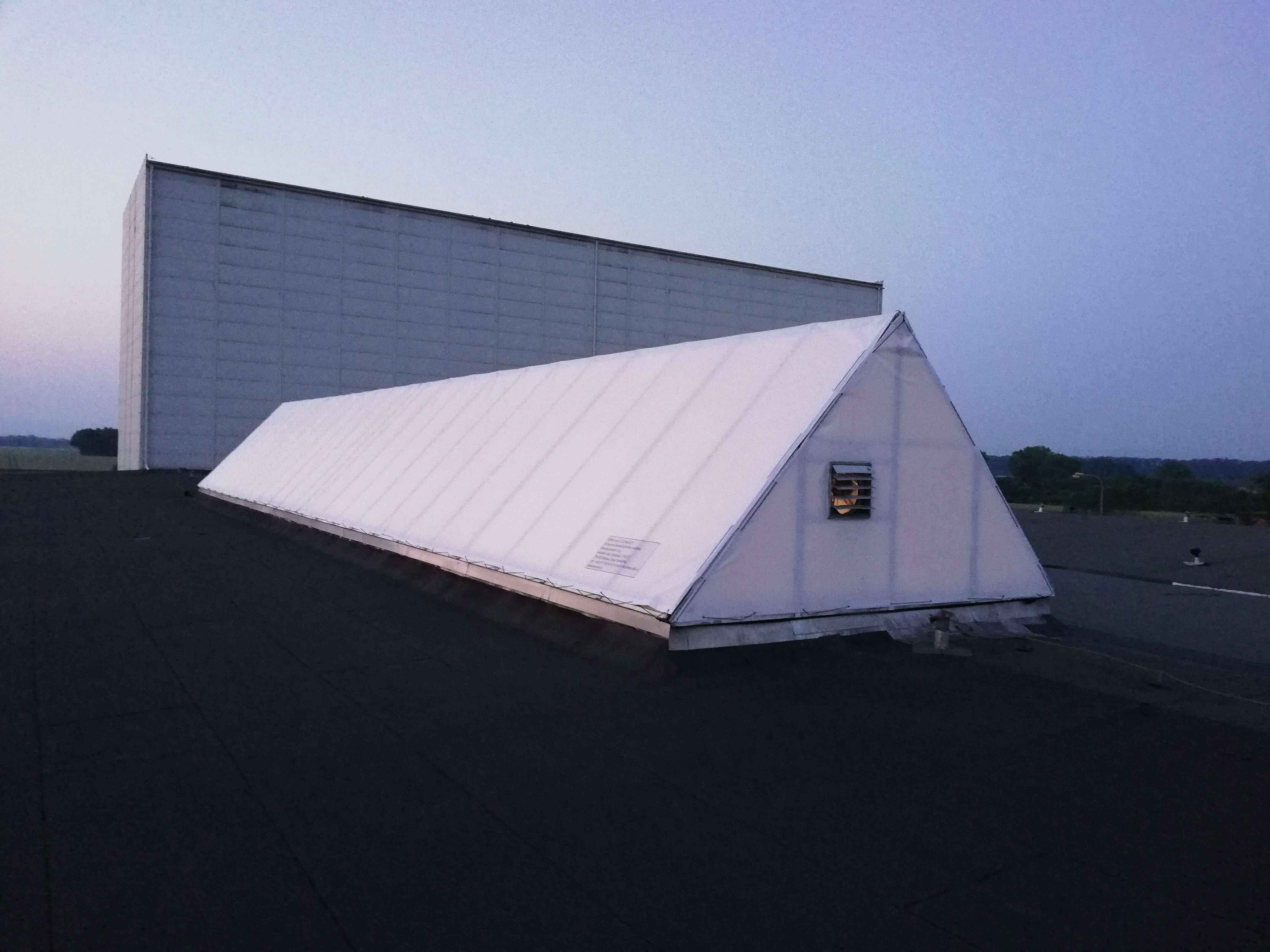 Zacienienie świetlika dachowego plandeką