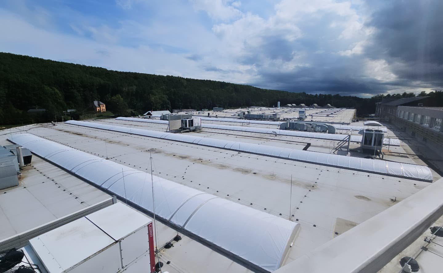 🔍 Svetlo a teplo pod lupou: Rozdiely medzi priepustnosťou svetla a slnečnej energie