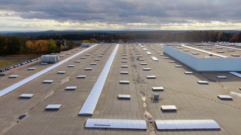 Realizacja zacienienia świetlików dachowych w hali przemysłowej KION.