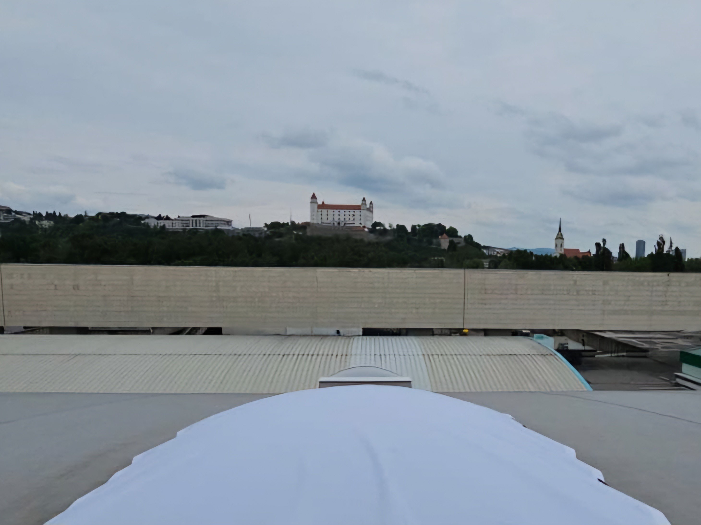 Zatienenie kupolových svetlíkov, Incheba v Bratislave